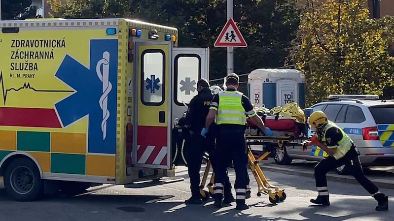 Srdce zavaleného dělníka záchranáři v Praze rozhýbali, vážným zraněním ale podlehl